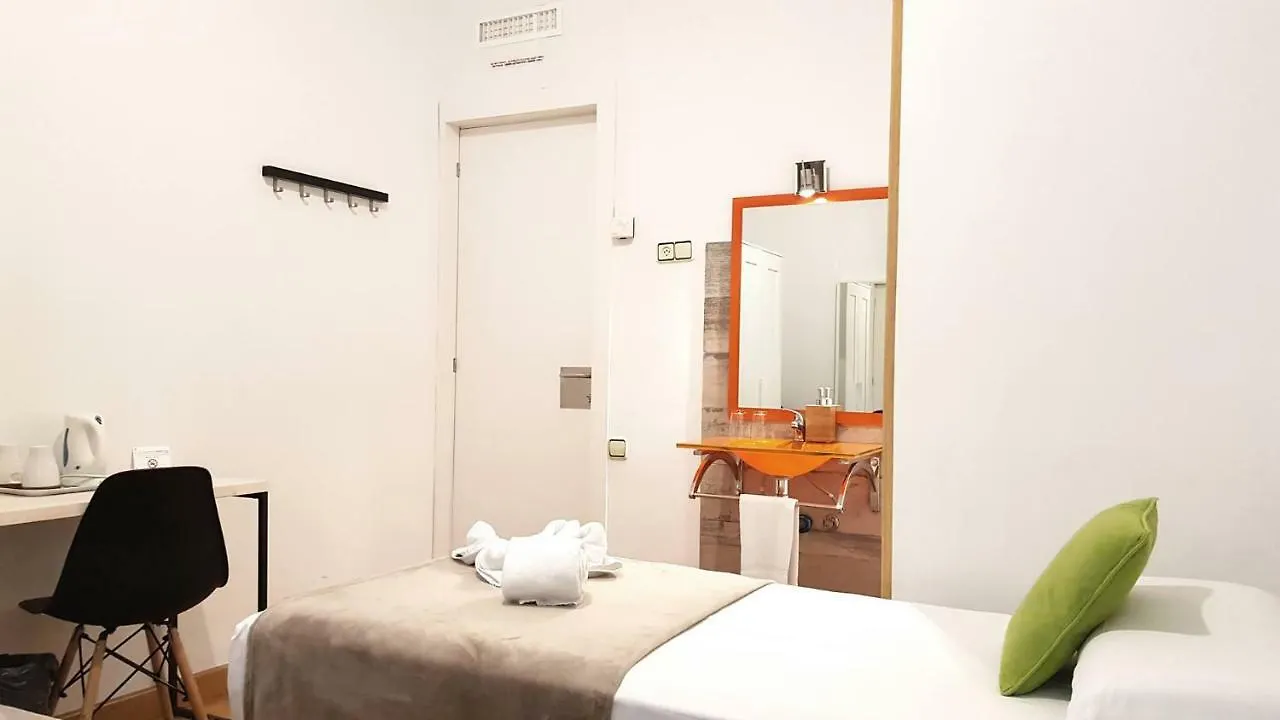 Hostal La Palmera Barselona Hostel