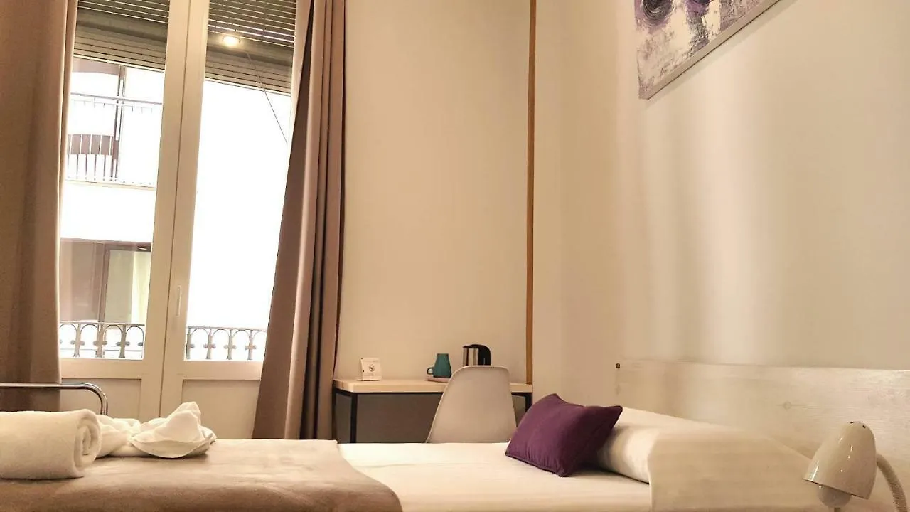 Hostal La Palmera Barselona Hostel